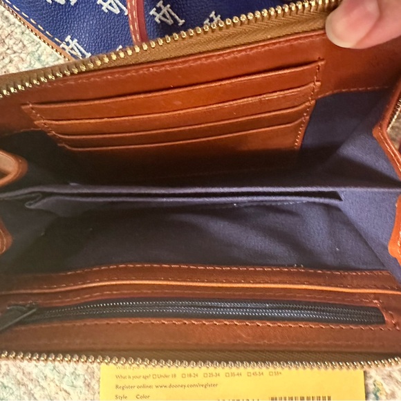 Dooney and Burke handbag with crossbody strap. Matching wallet . Leather. - Picture 10 of 10